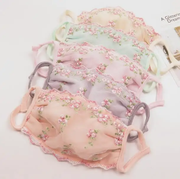 Women's floral print sunscreen imitation silk mask lady's PM 2.5 breathable embroidery cotton lining lace mouth-muffle R454
Women's floral print sunscreen imitation silk mask lady's PM 2.5 breathable embroidery cotton lining lace mouth-muffle R454