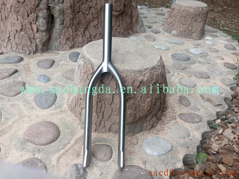 Titanium BMX fork with handing brush finished customized titanium BMX bicycle fork super light Ti BMX fork with special dropouts
Titanium BMX fork with handing brush finished customized titanium BMX bicycle fork super light Ti BMX fork with special dropouts