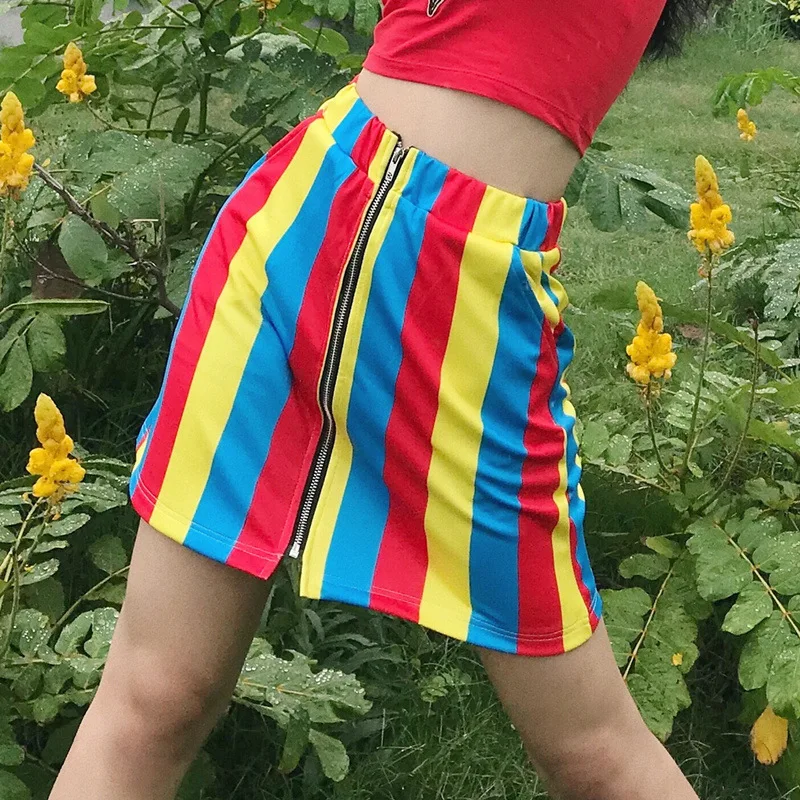 Фото Женская уличная мини-юбка в радужную полоску с высокой талией на молнии стиле