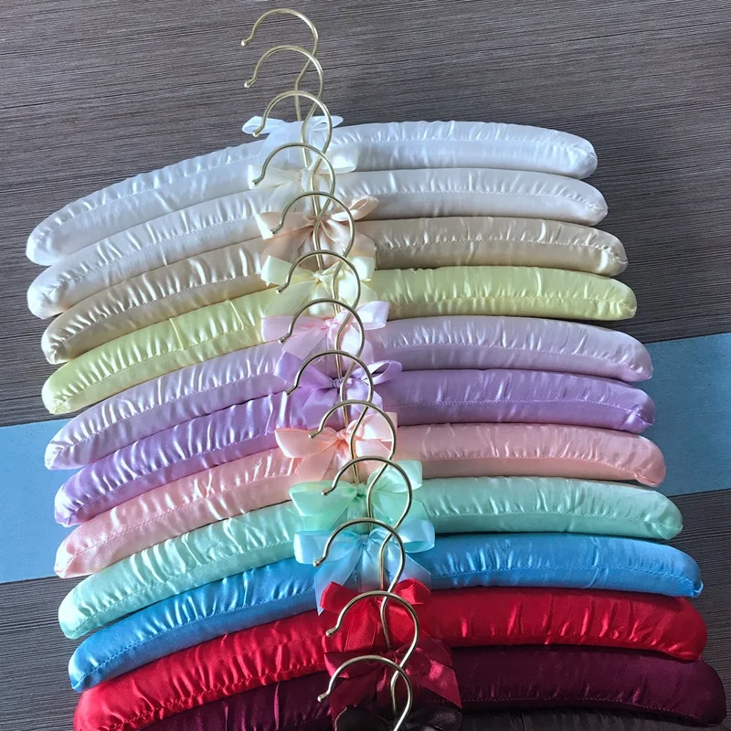 18 Colors Satin Padded Hanger Silk Wrapped Clothes Hanger Clothes Hanging Gold Hook Sponge Hangers Shop Display Hangers
18 Colors Satin Padded Hanger Silk Wrapped Clothes Hanger Clothes Hanging Gold Hook Sponge Hangers Shop Display Hangers