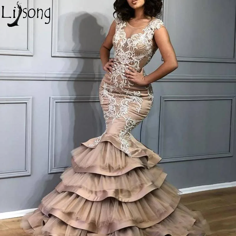 Stylish Tiered Mermaid Prom Dresses Sheer Scoop Neck Lace Appliques abendkleider Arabia Women Formal Dress Elegant Evening Wear
Stylish Tiered Mermaid Prom Dresses Sheer Scoop Neck Lace Appliques abendkleider Arabia Women Formal Dress Elegant Evening Wear