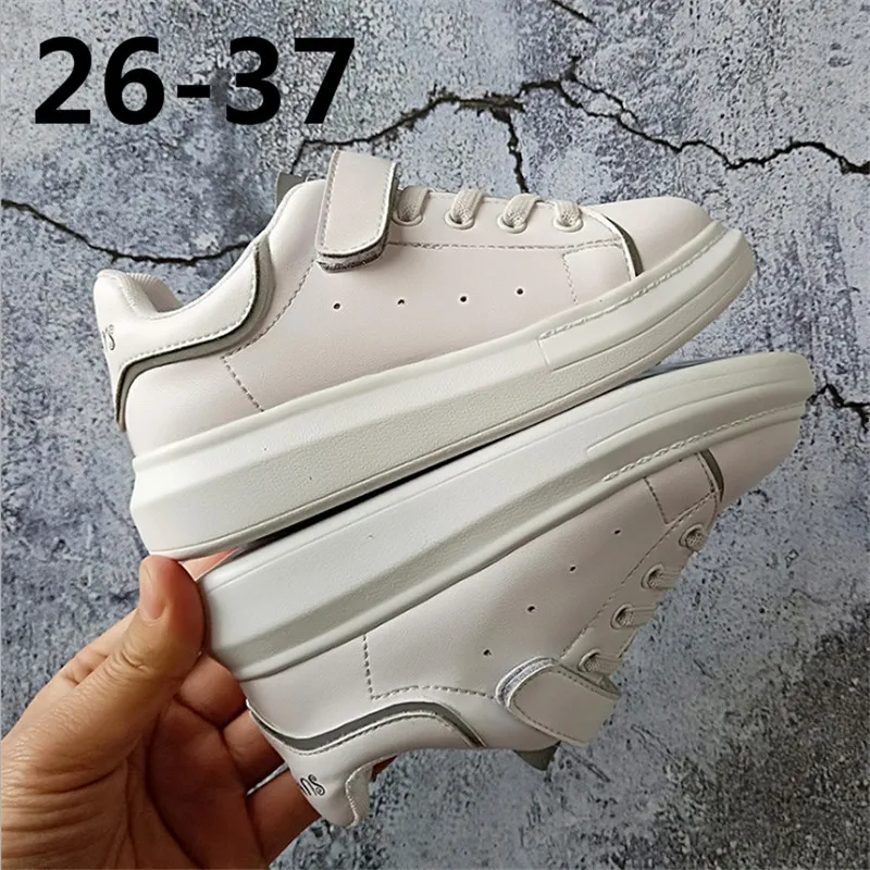 Outdoor soft bottom new children's reflective white Korean version of the same star with boys and girls casual shoes
Outdoor soft bottom new children's reflective white Korean version of the same star with boys and girls casual shoes