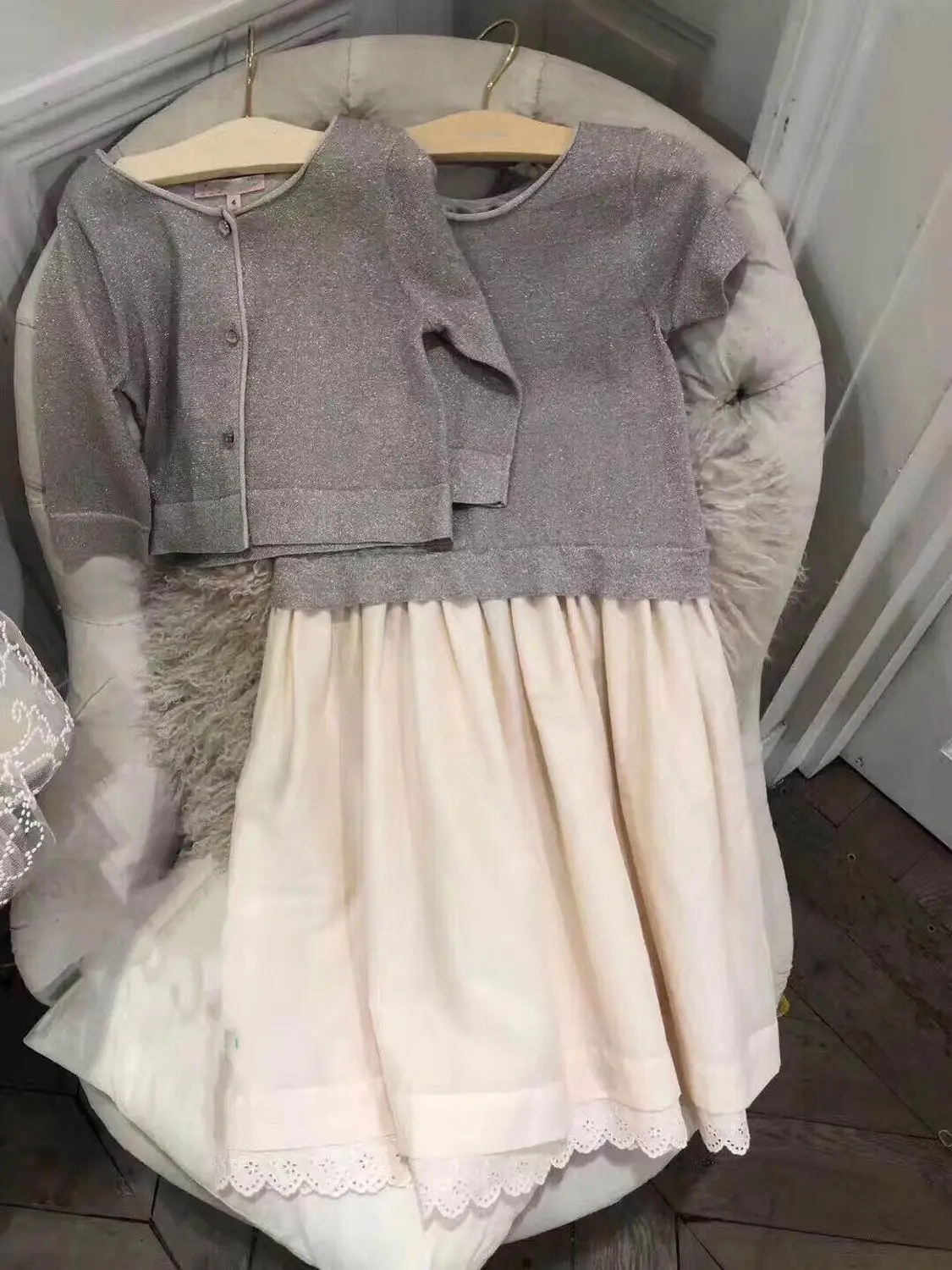 Top Quality High-End Customized Girls Gold Thread Knitted Cardigans and Sweet Patch Dress Outfits Brief and Elegant Girls Sets
Top Quality High-End Customized Girls Gold Thread Knitted Cardigans and Sweet Patch Dress Outfits Brief and Elegant Girls Sets