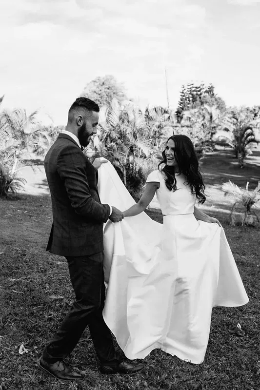 2020 Country Style Two Pieces Satin Wedding Dresses A Line Jewel Neck Covered Button Backless Wedding Bridal Wedding gown
2020 Country Style Two Pieces Satin Wedding Dresses A Line Jewel Neck Covered Button Backless Wedding Bridal Wedding gown