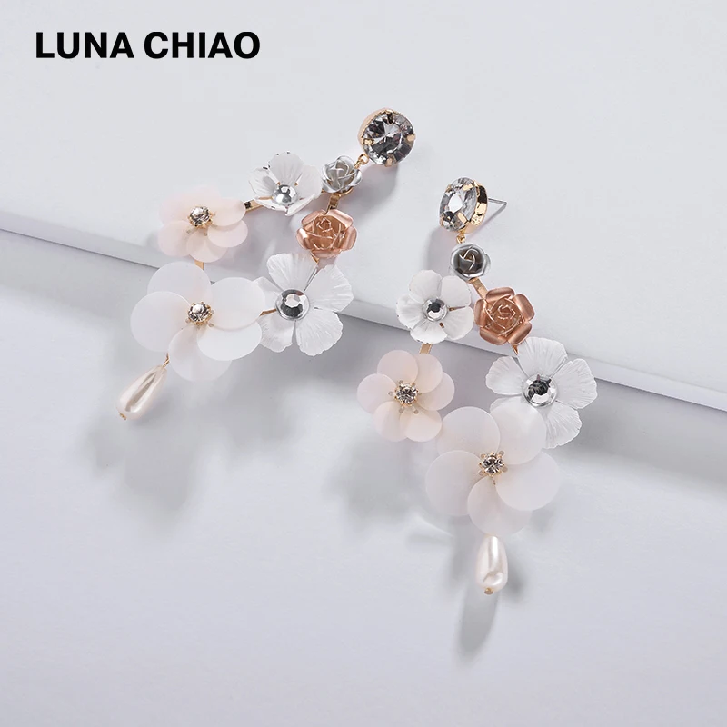 LUNA CHIAO 2019 Spring Flower Petals Water Drop Simulated Pearl Stud Earring Hyperbole Bohemia Floral Crystal Big Earrings
LUNA CHIAO 2019 Spring Flower Petals Water Drop Simulated Pearl Stud Earring Hyperbole Bohemia Floral Crystal Big Earrings