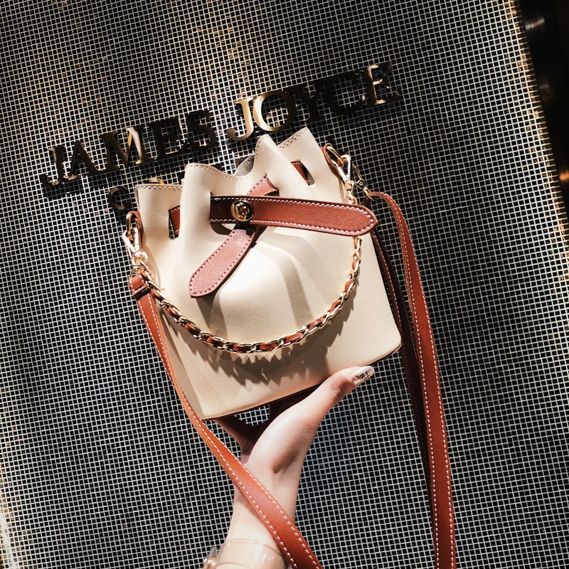 Ins Super Fire bag Women 2019 New Fashion Portable one shoulder bag Korean version chain 100-on-the-side Bucket bag
Ins Super Fire bag Women 2019 New Fashion Portable one shoulder bag Korean version chain 100-on-the-side Bucket bag