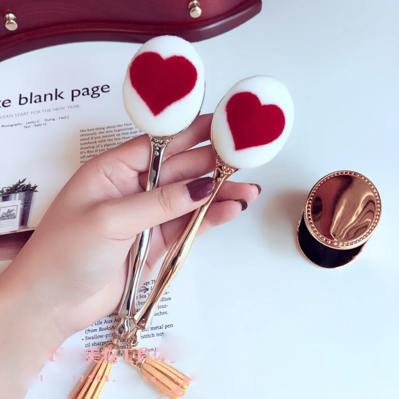 Court style foundation brush Lovely Heart Painting High-end Royal Aristocracy Cosmetic Brush with Soft Hair Isolation Cream
Court style foundation brush Lovely Heart Painting High-end Royal Aristocracy Cosmetic Brush with Soft Hair Isolation Cream