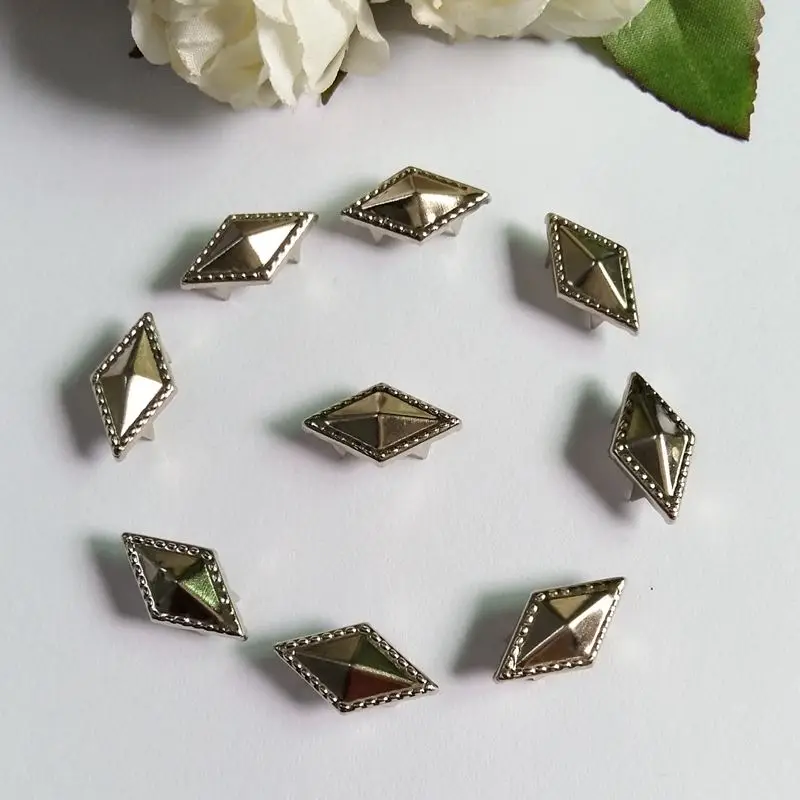 200pcs/Lot Rock Punk Silver Tone 10-18mm Tiny diamond Studs Spikes Rivets Spots for DIY Leathercraft Shoes Belt Bag Decorations
200pcs/Lot Rock Punk Silver Tone 10-18mm Tiny diamond Studs Spikes Rivets Spots for DIY Leathercraft Shoes Belt Bag Decorations