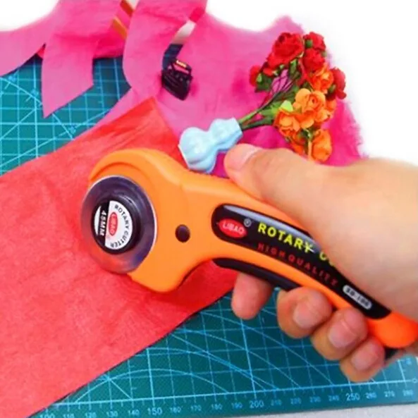 New 45mm Rotary Cutter Fabric Cloth Cutting Quilters Sewing Quilting Fabric Cutting Craft Tools Free Shipping
New 45mm Rotary Cutter Fabric Cloth Cutting Quilters Sewing Quilting Fabric Cutting Craft Tools Free Shipping