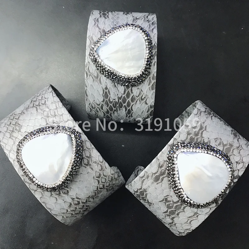 Snakeskin bracelet inlaid with natural heart-shaped shell of the street fashion Bangle
Snakeskin bracelet inlaid with natural heart-shaped shell of the street fashion Bangle