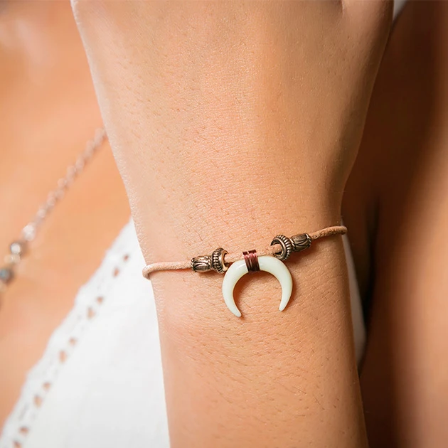 Europe Style Acrylic Ox Horn Moon Leather Bracelet Men's Fashion Vintage Charm Wrap Bracelets Bangles Bohemia Tribe Bijoux
Europe Style Acrylic Ox Horn Moon Leather Bracelet Men's Fashion Vintage Charm Wrap Bracelets Bangles Bohemia Tribe Bijoux