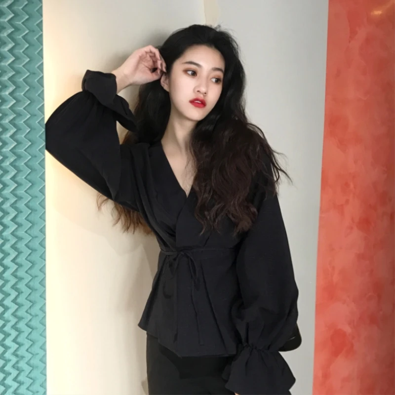 2018 Spring and Autumn New V-neck Loose Korean Style of the Trumpet Sleeves Long-sleeved Shirt Women's Clothing Wiht Bandage
2018 Spring and Autumn New V-neck Loose Korean Style of the Trumpet Sleeves Long-sleeved Shirt Women's Clothing Wiht Bandage