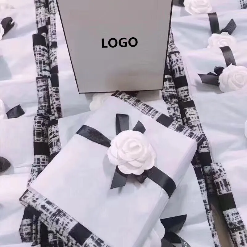 Luxury brand Fall and Winter Black and White Lattice Printing Female Fashion Cashmere Scarf and Shawl 68051
Luxury brand Fall and Winter Black and White Lattice Printing Female Fashion Cashmere Scarf and Shawl 68051