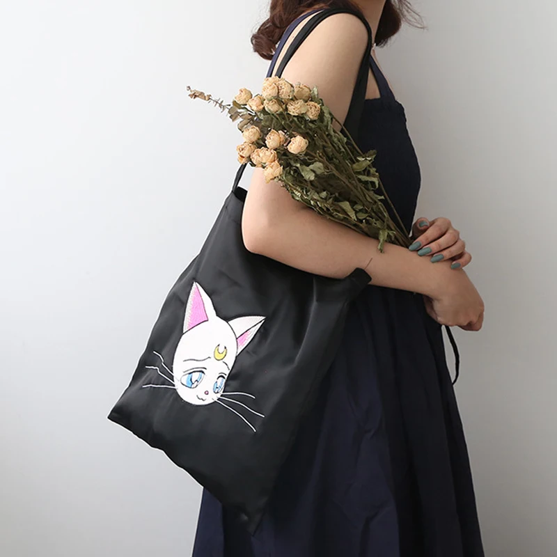 Sailor Moon Ladies Shoulder Bag Design Embroidery Luna Artemis Cat Girls Casual Shopping Bag Silk Foldable Japan Style Tote Bags
Sailor Moon Ladies Shoulder Bag Design Embroidery Luna Artemis Cat Girls Casual Shopping Bag Silk Foldable Japan Style Tote Bags
