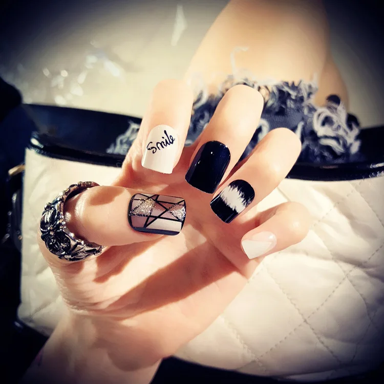 24Pcs New Designed Geometric False Finger Artificial Nails Short Square Black White Finished Fake Nails with Glue Sticker
24Pcs New Designed Geometric False Finger Artificial Nails Short Square Black White Finished Fake Nails with Glue Sticker