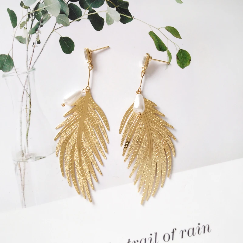Metal feather earrings Retro metallic Hyperbole leaves long earrings contracted pearl stud earrings for women jewelry wholesale
Metal feather earrings Retro metallic Hyperbole leaves long earrings contracted pearl stud earrings for women jewelry wholesale