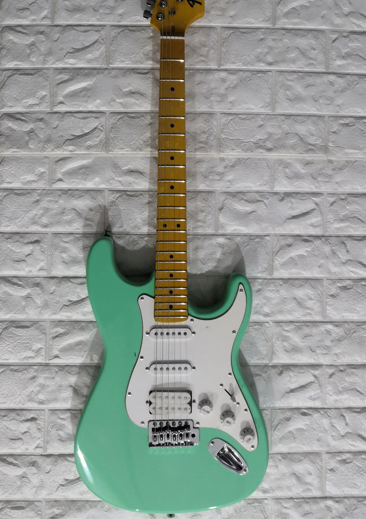 Factory Custom Apple Green str Guitar with Maple fretboard HSS pickguard Chrome Hardwares,customized!S-20
Factory Custom Apple Green str Guitar with Maple fretboard HSS pickguard Chrome Hardwares,customized!S-20