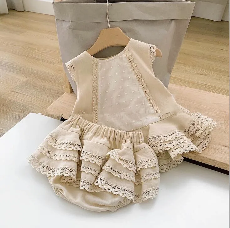 2019 Wholesale New Girls 2 Pcs Set Ruffles Vest+PP Shorts Summer Cotton Girls Suits 1-6t PT926
2019 Wholesale New Girls 2 Pcs Set Ruffles Vest+PP Shorts Summer Cotton Girls Suits 1-6t PT926