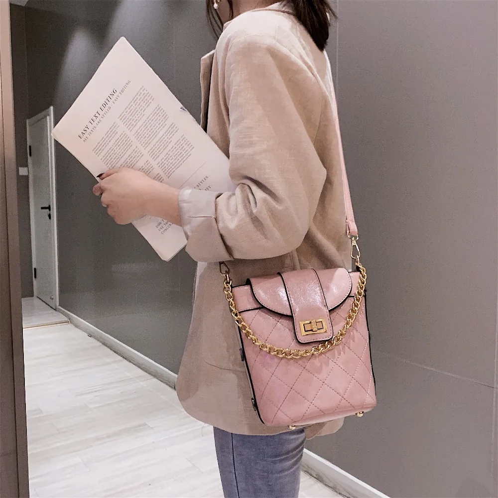 One-shoulder Korean version of Diamond lattice Chain Single Shoulder Bag Hand-held Slant Bag Fashion Leisure time Bucket Bag
One-shoulder Korean version of Diamond lattice Chain Single Shoulder Bag Hand-held Slant Bag Fashion Leisure time Bucket Bag
