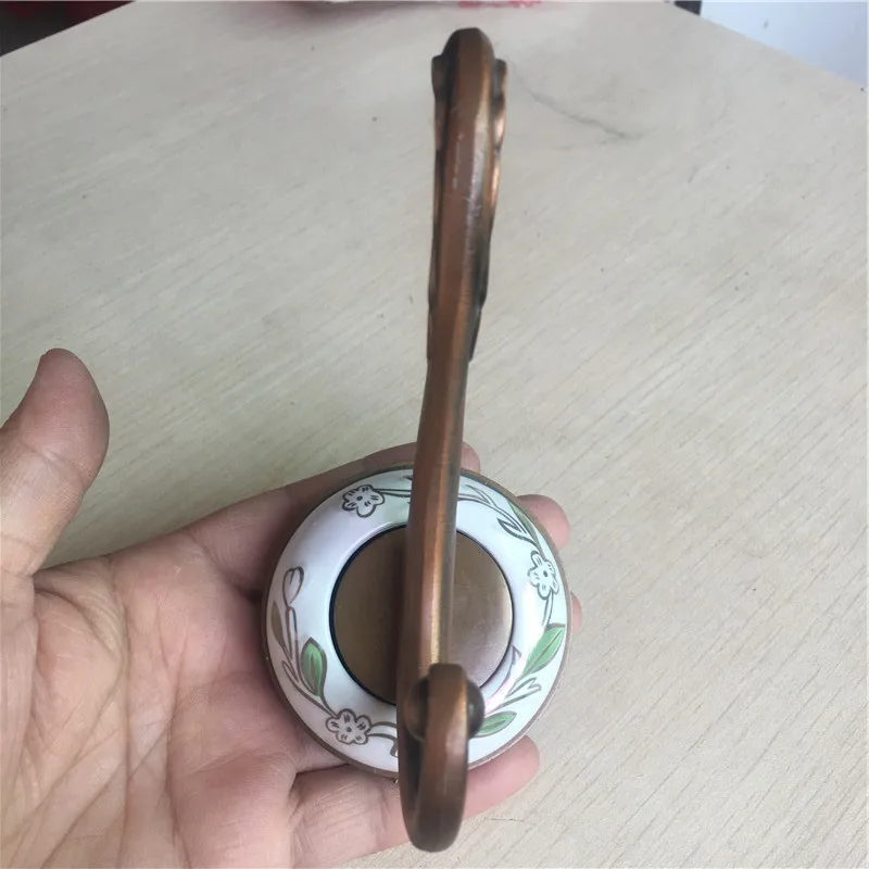 1Pcs Vintage Alloy+Ceramic Hooks European Robe Hook Wall Mounted Clothes Coat Hook Flower Bathroom Accessories,Furniture Hardwar
1Pcs Vintage Alloy+Ceramic Hooks European Robe Hook Wall Mounted Clothes Coat Hook Flower Bathroom Accessories,Furniture Hardwar
