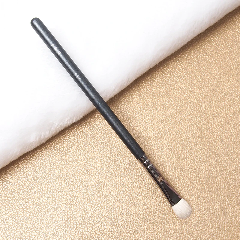 Professional Eye Makeup Bottoming Brush #239 Soft Goat Hair Eyeshadow Colored Brush Nose Shadow Cosmetic Tool
Professional Eye Makeup Bottoming Brush #239 Soft Goat Hair Eyeshadow Colored Brush Nose Shadow Cosmetic Tool