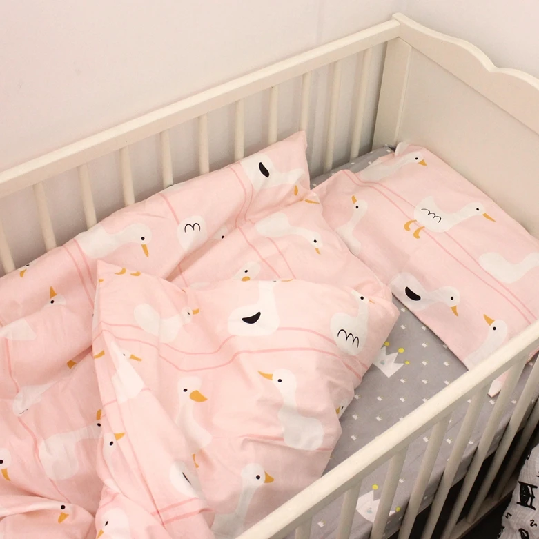 2pca A Set Baby Bedding Set Newborn Crib Bedding Set Duvet Cover+pillowcase Pink Duck Design For Baby Girls
2pca A Set Baby Bedding Set Newborn Crib Bedding Set Duvet Cover+pillowcase Pink Duck Design For Baby Girls