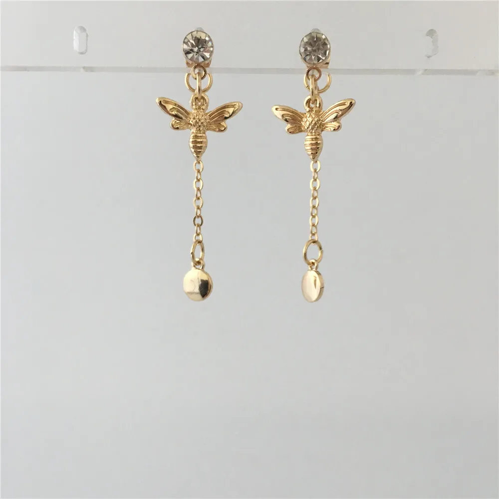 FASHION JEWELRY CASUAL GOLD COLOR PLATING THE BEE WITH CHAIN TASSEL CLEAR PLANCHET DROP EARRINGS
FASHION JEWELRY CASUAL GOLD COLOR PLATING THE BEE WITH CHAIN TASSEL CLEAR PLANCHET DROP EARRINGS