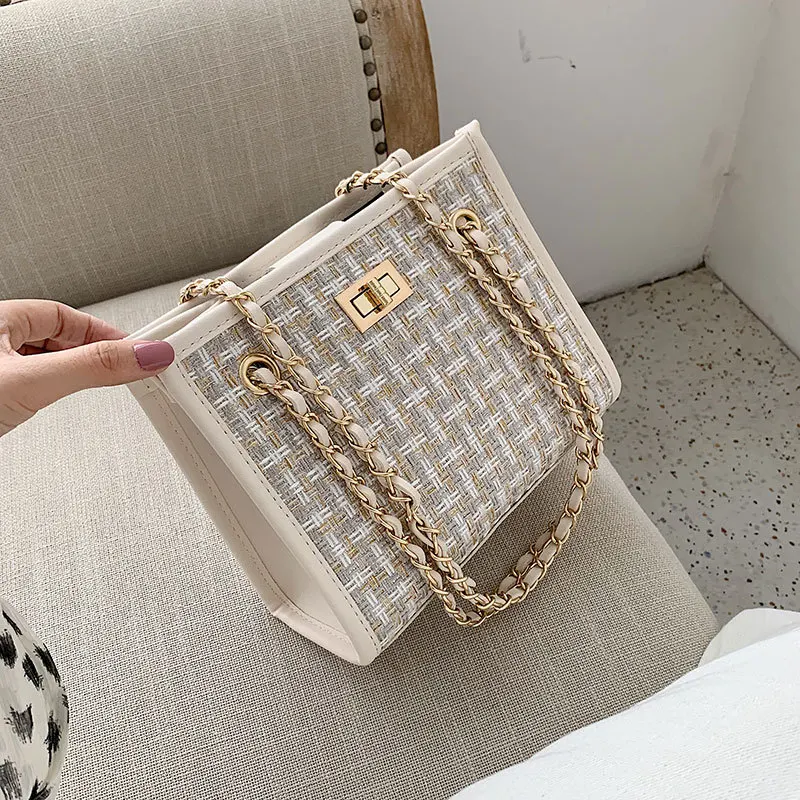 Small bag female 2019 new Korean version of the summer casual shoulder bag fashion wild Messenger chain small square bag 
Small bag female 2019 new Korean version of the summer casual shoulder bag fashion wild Messenger chain small square bag