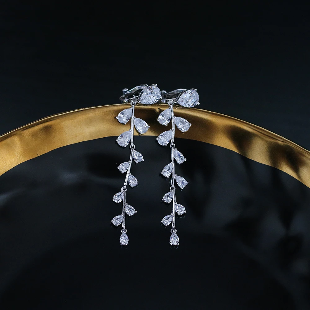 MoNueva marca de lujo gota de agua zirconia cubica hoja larga colgando pendientes de boda femeninos
MoNueva marca de lujo gota de agua zirconia cubica hoja larga colgando pendientes de boda femeninos