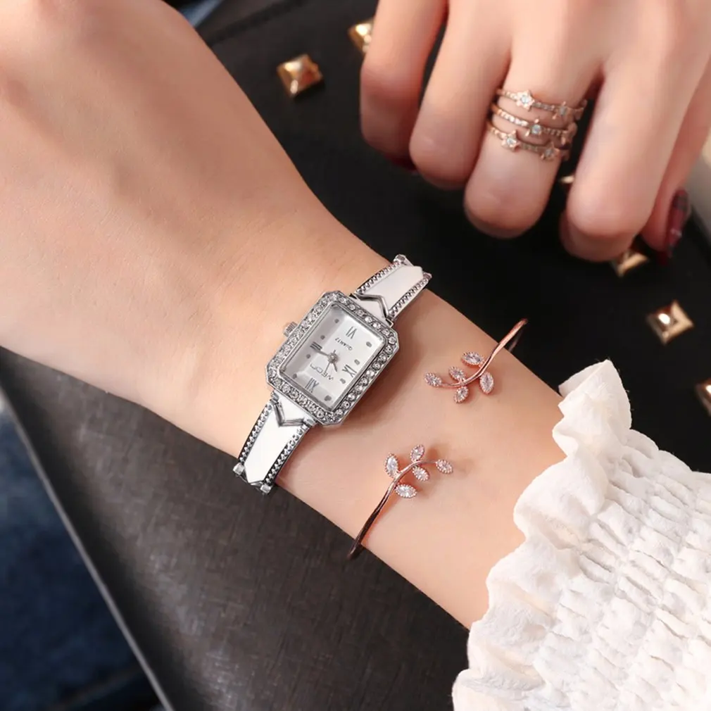 Lovers High-quality Brand New Beneficial Blue Face Couple Belt Watch Alloy Case Synthetic Leather Analog Watch New
Lovers High-quality Brand New Beneficial Blue Face Couple Belt Watch Alloy Case Synthetic Leather Analog Watch New