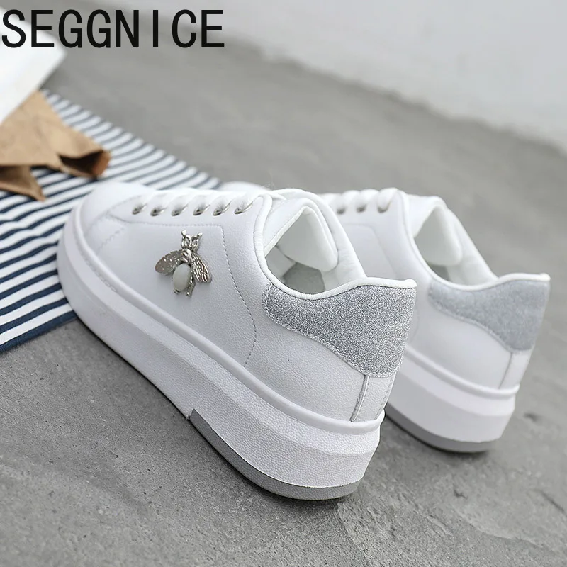 SEGGNICE Casual Shoes 2019 New Women Fashion Sneakers Platform White Woman Shoes Breathable PU Leather Bee Prints Crystal Wild
SEGGNICE Casual Shoes 2019 New Women Fashion Sneakers Platform White Woman Shoes Breathable PU Leather Bee Prints Crystal Wild