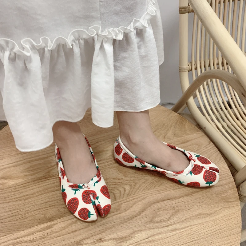 Cute Pineapple&strawberry tabi ninja espadrilles ladies brand moccasins print canvas split-toe shoes summer women slippers mules
Cute Pineapple&strawberry tabi ninja espadrilles ladies brand moccasins print canvas split-toe shoes summer women slippers mules