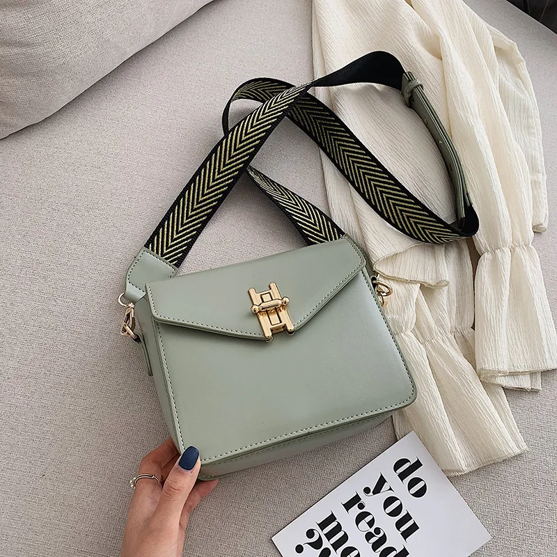 Retro Wind Lock Women's Bag Korean Edition Chaozhou Broadband Baitao Small Square Bag Fashion Simple Single Shoulder Slant Bag
Retro Wind Lock Women's Bag Korean Edition Chaozhou Broadband Baitao Small Square Bag Fashion Simple Single Shoulder Slant Bag