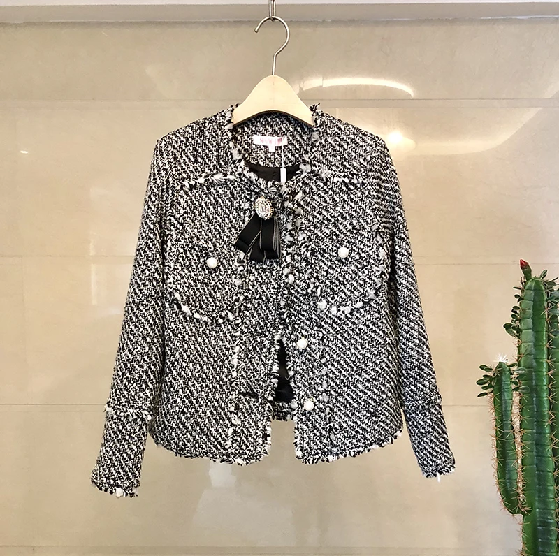 JSXDHK Runway Tassel 2019 Spring Tweed Jacket Coat Women Gray Beading Pearl Slim Outerwear Small Fragrant Wind Bow Woollen Coats
JSXDHK Runway Tassel 2019 Spring Tweed Jacket Coat Women Gray Beading Pearl Slim Outerwear Small Fragrant Wind Bow Woollen Coats