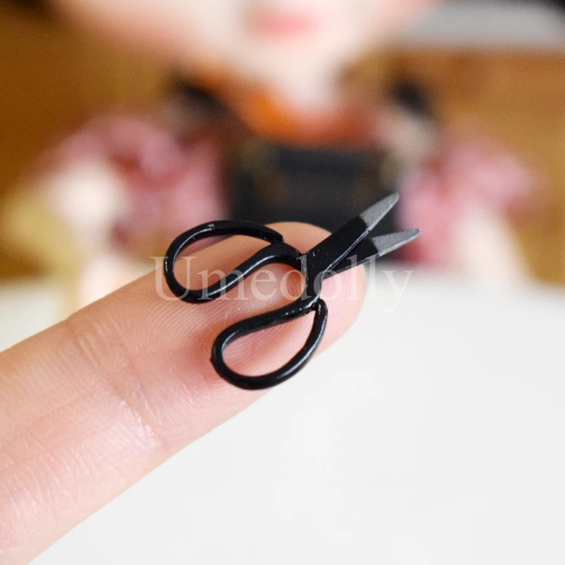 1 PCS Cute Mini Metal 1/6 Miniature Dollhouse Scissors for BJD Barbies House Decoration Accessories Toys
1 PCS Cute Mini Metal 1/6 Miniature Dollhouse Scissors for BJD Barbies House Decoration Accessories Toys