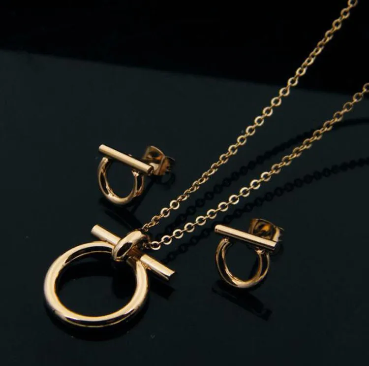High Quality Titanium Steel Plated Gold Jewelry Exquisite Small D Shape Design Fashion Earrings+Necklace Sets Jewelry for Women
High Quality Titanium Steel Plated Gold Jewelry Exquisite Small D Shape Design Fashion Earrings+Necklace Sets Jewelry for Women
