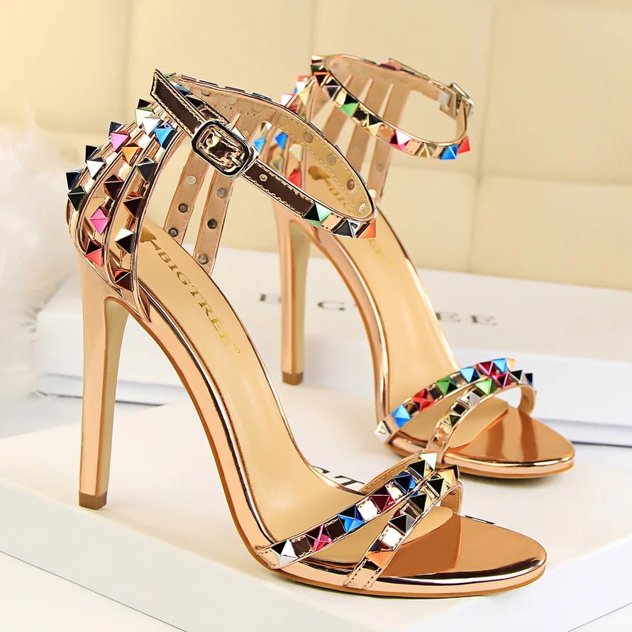 10CM woman 2019 Sexy nightclub stiletto heels patent-leather metallic rivet hollow Roman fashion sandals
10CM woman 2019 Sexy nightclub stiletto heels patent-leather metallic rivet hollow Roman fashion sandals