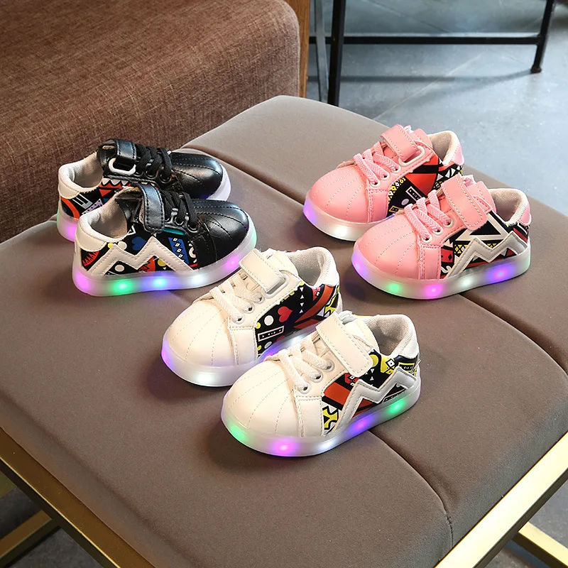 New 2018 European fashion high quality LED shoes shinning baby sneakers cool baby toddlers casual cute boys girls first walkers
New 2018 European fashion high quality LED shoes shinning baby sneakers cool baby toddlers casual cute boys girls first walkers