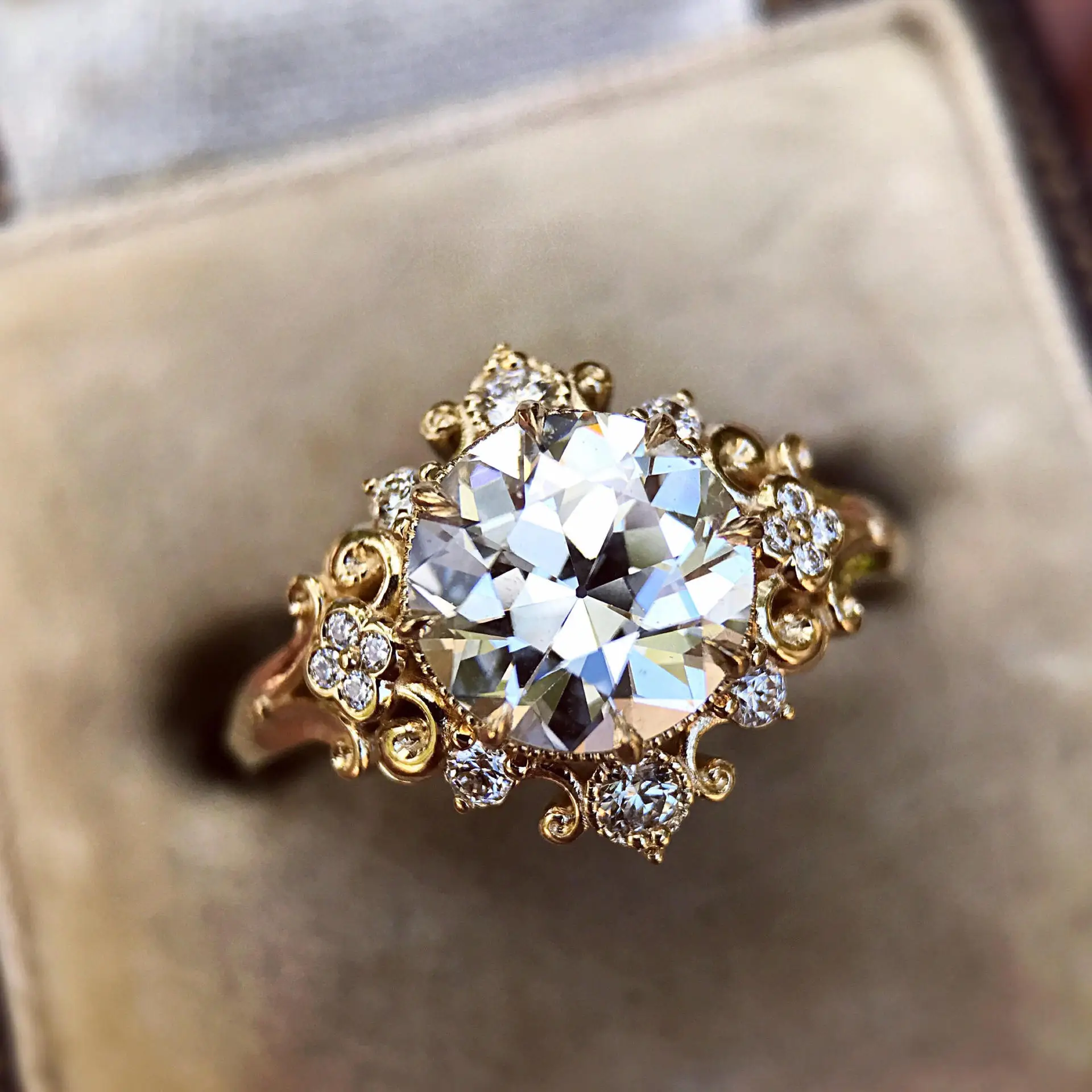 2019 New Fashion Gold Color Plated Engagement Rings for Women Luxury Micro-inlaid Round Zircon Wedding Rings Party Jewelry Anel
2019 New Fashion Gold Color Plated Engagement Rings for Women Luxury Micro-inlaid Round Zircon Wedding Rings Party Jewelry Anel
