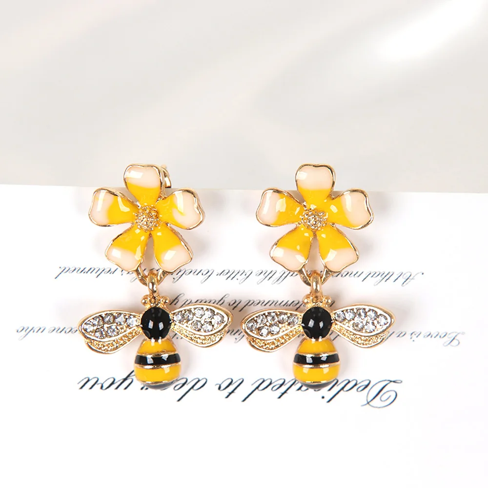 1 Pair Woman Cute Bee Pendant Fashion Creative Design Yellow Flower Drop Earrings Rhinestones Beautiful Jewelry Earrings
1 Pair Woman Cute Bee Pendant Fashion Creative Design Yellow Flower Drop Earrings Rhinestones Beautiful Jewelry Earrings