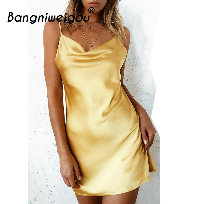 Bangniweigou Satin Backless Spaghetti Dress Sexy Shiny Silky Short Mini Living Dress for Women Girls Pink Gold Robe Femme
Bangniweigou Satin Backless Spaghetti Dress Sexy Shiny Silky Short Mini Living Dress for Women Girls Pink Gold Robe Femme