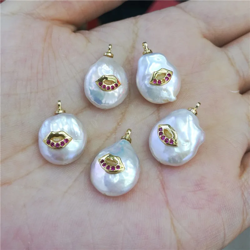 Hot!!! 10pcs/lot White Irregular Mother of Pearl Shell Small Red Lip Necklace Pendant for Jewelry Making
Hot!!! 10pcs/lot White Irregular Mother of Pearl Shell Small Red Lip Necklace Pendant for Jewelry Making