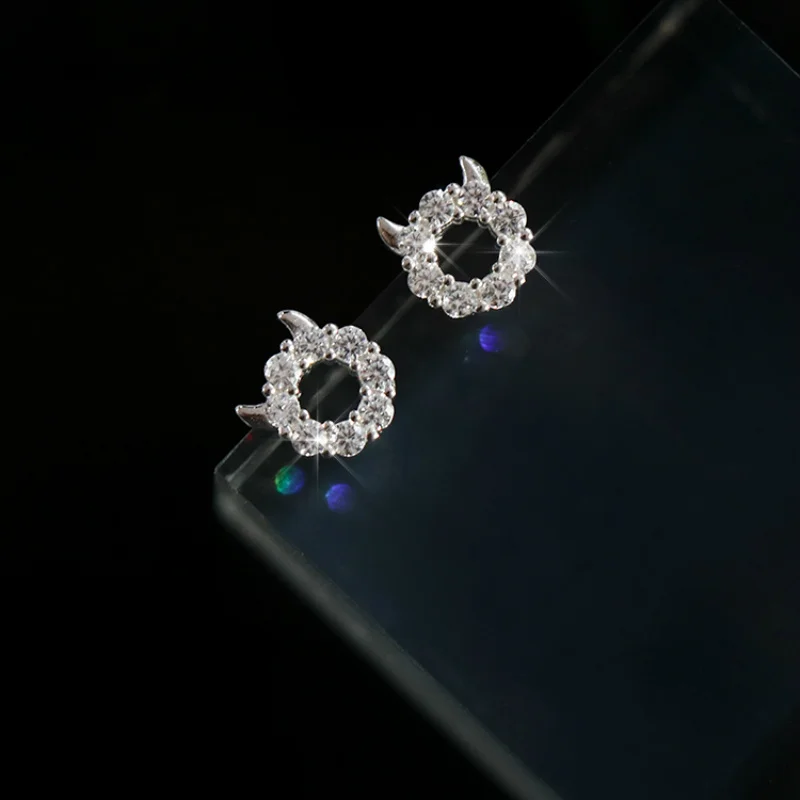 Silver Hollow Angel Demon Stud Earrings 925 AAA Cubic Zirconia Geometric circle Earrings For Women Simple Fashion Party Jewelry
Silver Hollow Angel Demon Stud Earrings 925 AAA Cubic Zirconia Geometric circle Earrings For Women Simple Fashion Party Jewelry