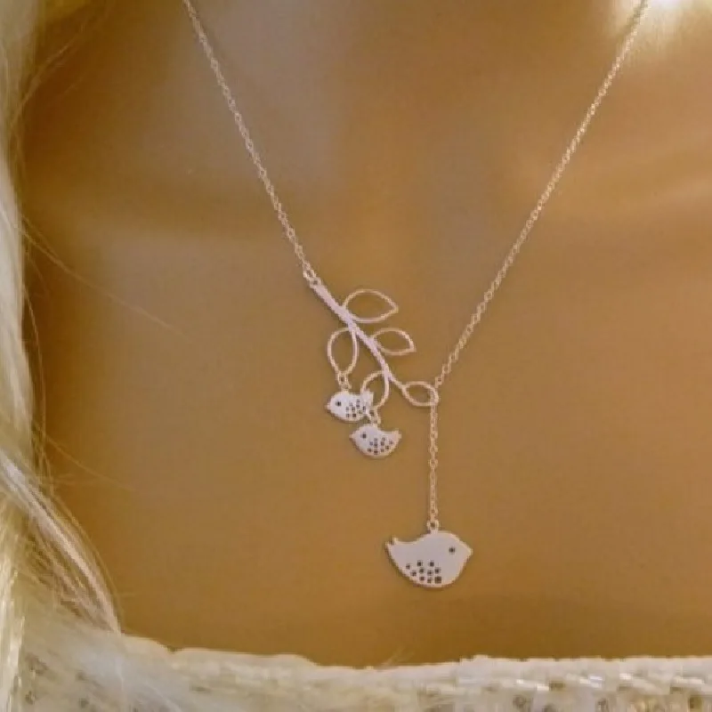Bird Family Necklace Mother and Two Bird Baby Pendant Necklace with Tree Branch Leaf Bird Clavicle Chain Women Short Necklace
Bird Family Necklace Mother and Two Bird Baby Pendant Necklace with Tree Branch Leaf Bird Clavicle Chain Women Short Necklace