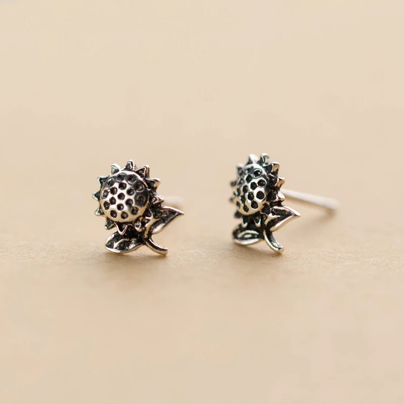 MloveAcc Vintage Sunflower Earrings Antique Finish Small Stud Earrings for Women 925 Sterling Silver Jewelry
MloveAcc Vintage Sunflower Earrings Antique Finish Small Stud Earrings for Women 925 Sterling Silver Jewelry