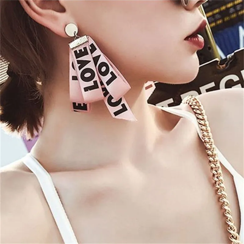 Hot Selling Fashion Earrings Simple Korean Pink LOVE Letter Super Fairy Earrings For Women Party Brincos Oorbellen Gift
Hot Selling Fashion Earrings Simple Korean Pink LOVE Letter Super Fairy Earrings For Women Party Brincos Oorbellen Gift