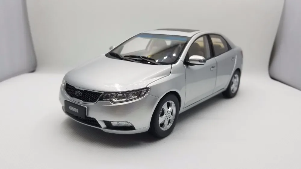 1:18 Diecast Model for Kia Forte 2008 Silver Alloy Toy Car Miniature Collection Gifts Cerato K3
1:18 Diecast Model for Kia Forte 2008 Silver Alloy Toy Car Miniature Collection Gifts Cerato K3