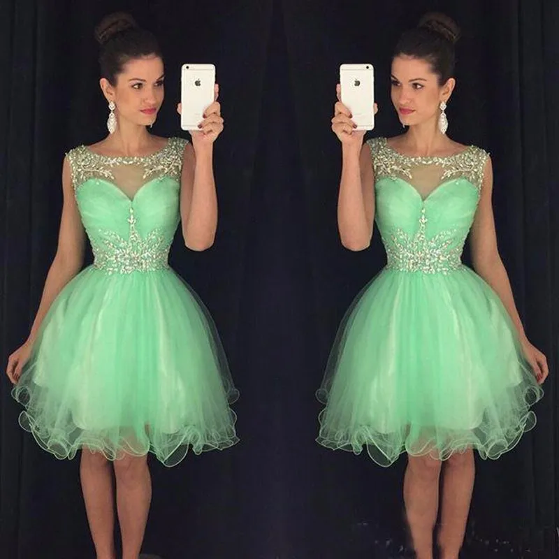 2018 Green Short Ball Gown Cocktail Dresses Beading vestido curto Appliques Mini Woman Dresses Ruffles Party Gowns M1040
2018 Green Short Ball Gown Cocktail Dresses Beading vestido curto Appliques Mini Woman Dresses Ruffles Party Gowns M1040