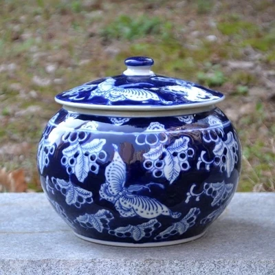 Blue and white porcelain storage tank, pot, pottery tea caddy household ceramic ornaments
Blue and white porcelain storage tank, pot, pottery tea caddy household ceramic ornaments