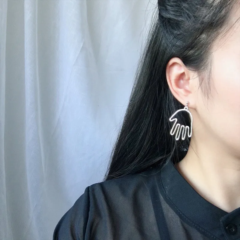 Europe And The United States Personalized Palm Simple Earrings Metal Alloy Hollow Earrings Earrings Wholesale
Europe And The United States Personalized Palm Simple Earrings Metal Alloy Hollow Earrings Earrings Wholesale